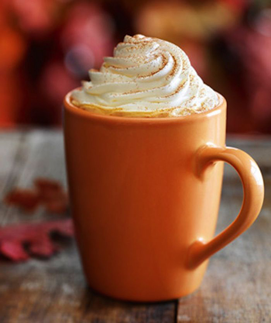 тыквенный латте в старбаксе, Sturbucks pumpkin latte, кофе со сливками, оранжевая кружка