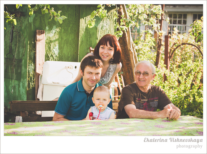 Семейная фотография, детская фотография, семейный портрет, родители с ребёнком, фотосессия на даче, фотосессия на прогулке, летняя семейная фотосъемка, летняя фотосессия, лето в Москве, хороший фотограф, семья,  детский фотограф, семейный фотограф, фотограф Екатерина Вишневская