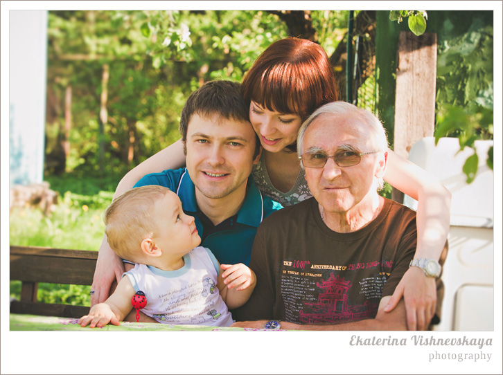 Семейная фотография, детская фотография, семейный портрет, родители с ребёнком, фотосессия на даче, фотосессия на прогулке, летняя семейная фотосъемка, летняя фотосессия, лето в Москве, хороший фотограф, семья,  детский фотограф, семейный фотограф, фотограф Екатерина Вишневская